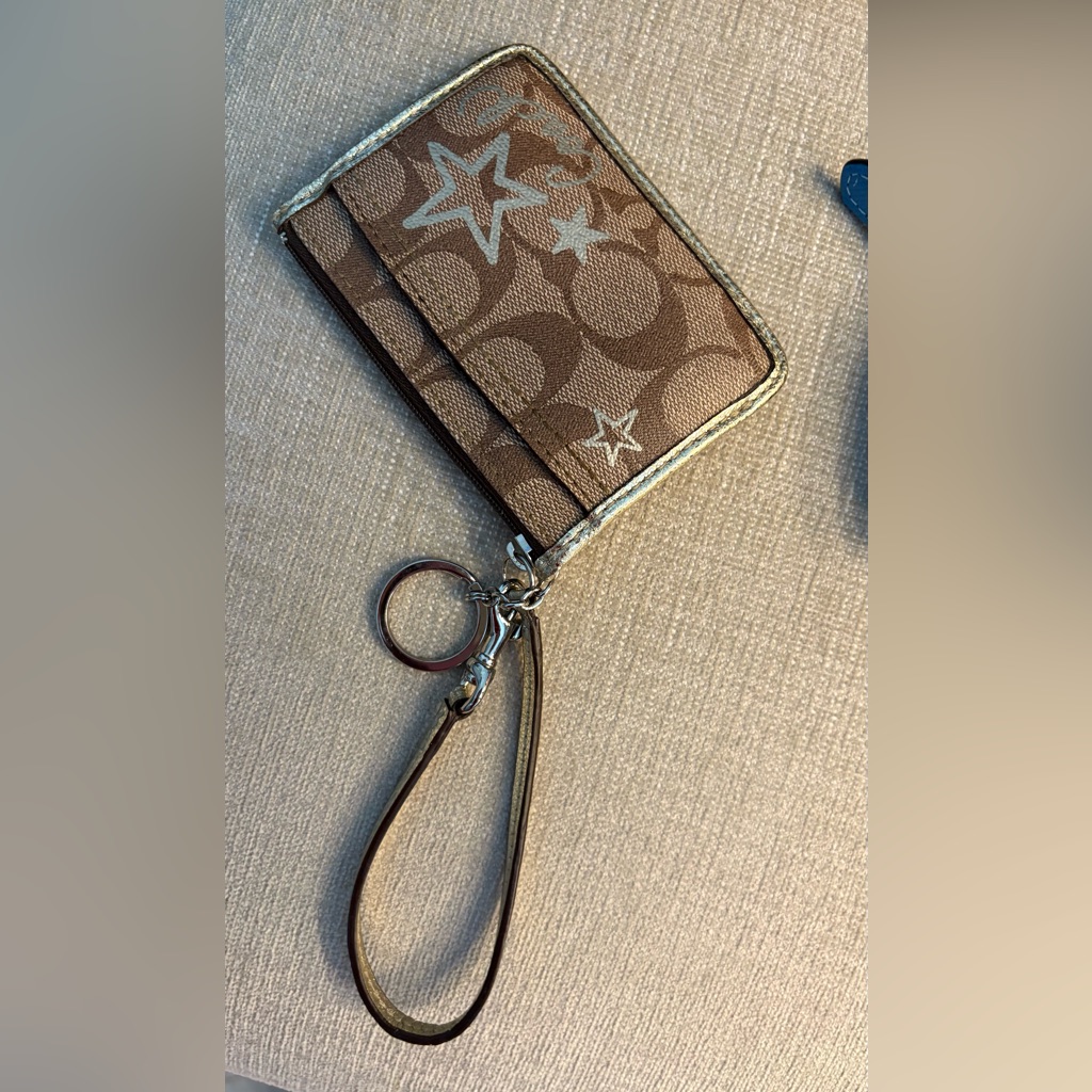 Coach Brown And Gold Card Holder With Keychain Coach Brown And Gold Card Holder With Keychain